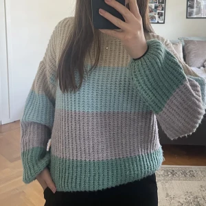 Stockad tröja - Stickad tröja från Mango i pastellfärger🌈 Måtten är: Hals till botten - 57 cm Bredd - 59 cm Armlängd - 49 cm