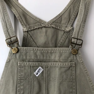 Hängselbyxor  - Så söta hängselbyxor från Guess. 