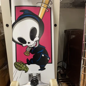 Blind skateboard - Köpte denna blind skateboard, (nästan aldrig använd, svart framsida, storlek 7.75) för 2 år sen för 1200kr och säljer för 750kr då den inte säljs av företaget längre. Det finns små skråmor på översidan (bild nr 3) men inga fler skador💕