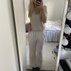 Vita linnebyxor  - Säljer mina fina linnebyxor köpta i Spanien då de inte kommer till användning så mycket💕