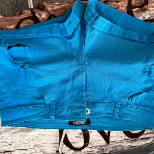 Unika och snygga shorts, köpta i USA på Forever21  Snygg blå färg, med slitning. Använda 2 somrar. Snygg klänning, typ ”dassig vinröd” Mer info på sista bilden. KOLLA GÄRNA IN MINA ANDRA ANONSER, DET MESTA ÄR HELT OANVÄNT 🥰