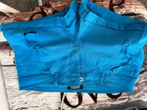 Unika shorts, Forever21 - Unika och snygga shorts, köpta i USA på Forever21  Snygg blå färg, med slitning. Använda 2 somrar. Snygg klänning, typ ”dassig vinröd” Mer info på sista bilden. KOLLA GÄRNA IN MINA ANDRA ANONSER, DET MESTA ÄR HELT OANVÄNT 🥰