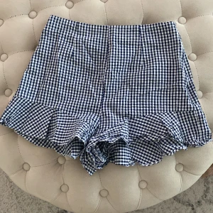 Shorts  - Marinblå och vita Gingham shorts från Zara i storlek XS, högmidjade, dragkedja på sidan. Inga skavanker mer än skrynkliga 