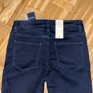 jeans - helt nya jeans med prislapp kvar 🤍