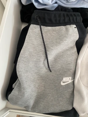 Nike tech byxor - Så snygga Nike tech byxor, men säljer då jag rensar garderoben och den här inte är min stil.. men så snygga, org pris 1149kr men säljer för 600kr, dom är inte alls använda, kanske nångång. Pris kan diskuteras.