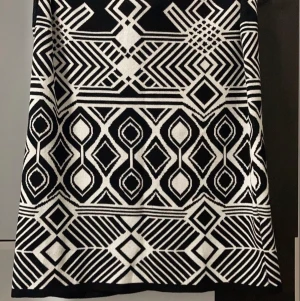 Kjol  - Helt ny kjol. Oanvänd. Svart vit. 