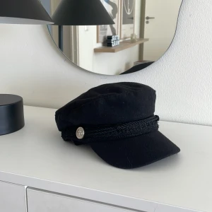 Svart Emil mössa! - Säljer denna svarta kepsen/Emil mössa!