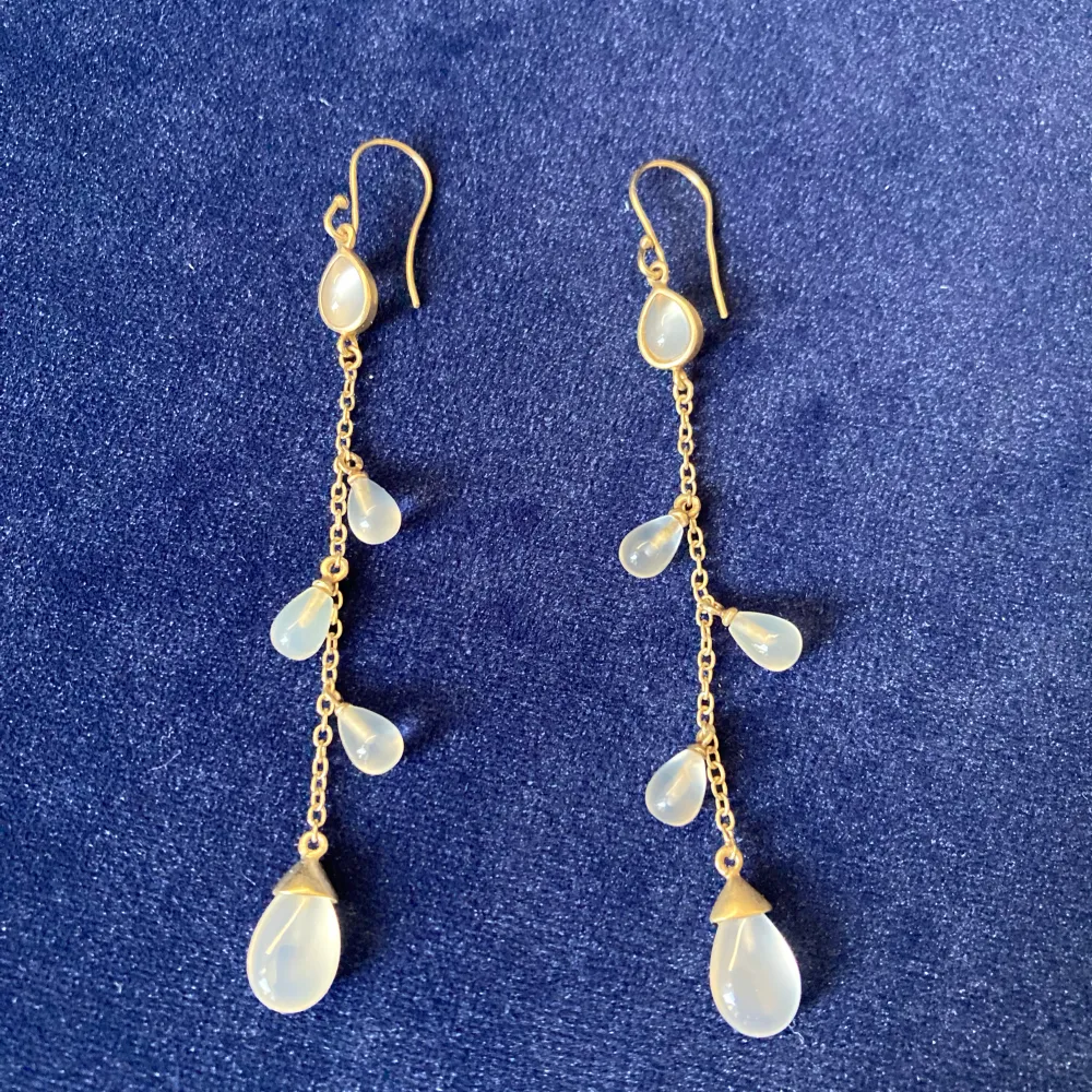 Beautiful Julie Sandlau eardrops in Sterling silver with 22carat goldplated and White gemstones. Accessoarer.