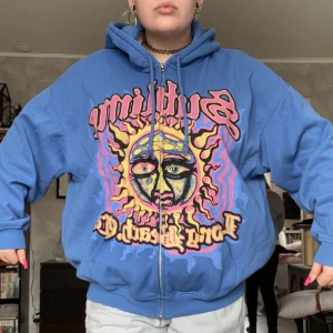 oversize hoodie🌞 - Säljer denna sublime hoodien från H&M:) den är stl XL men köpt på pluszise-avdelningen så den är större än en vanlig XL🌞