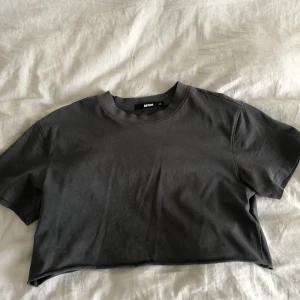 grå topp från bikbok  - grå topp som är ganska kort som inte kommer till användning längre🤍