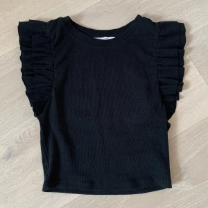 tröja med volanger - svart tröja med volanger från zara i nyskick 🫶pris kan diskuteras. kontakta mig vid intresse eller för fler bilder. säljer även en i vit