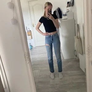 mid-waist jeans - mid-waist jeans från gina, fint skick, säljer pga dom är för små
