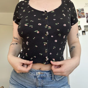 Svart topp från Monki  - Svart topp från Monki, storlek M. Knappt använd 