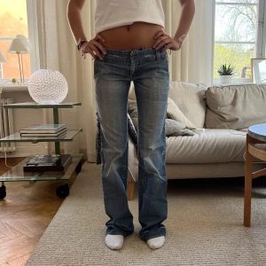 Jeans!  - jeans i en jättefin modell!  MIDJEMÅTT:76cm IMMERBENSLÄNGD: 85cm