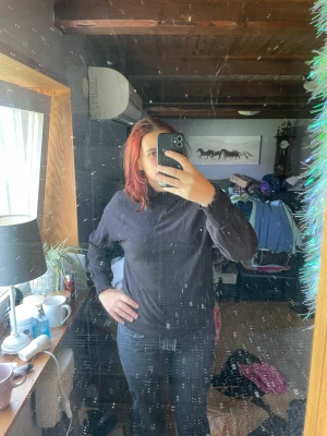 Tröja  - Jätte söt lång armad tröja med detaljer vid nacken och halsen 