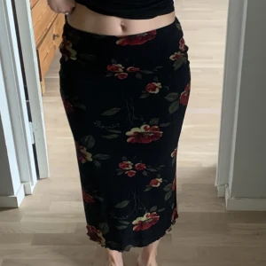 Blommig långkjol  - Säljer denna kjolen då jag tyvärr inte använder den så ofta :( Storlek 44 men jag är 38 och den passar perfekt, så väldigt elastisk och bra! Köpt second hand 🧚🏼‍♀️