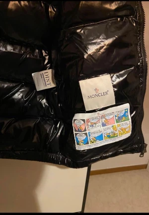 Moncler - Säljer min väst mke använd men är i ny skick