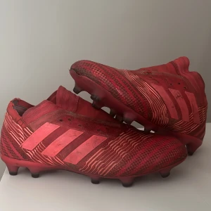 Adidas nemezi skor  - Adidas nemezi skor andvända en säsong är Banger att dribbla i och allmänt sköna skor. De är ett litet  hål vid strumpan men varken syns eller känns. Skorna är i storlek 41/3 men är stora i storleken så passar nog 41,5 eller 41 och 2/3. Pris kan diskuteras