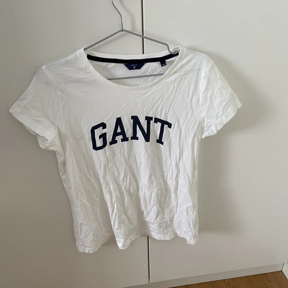 Gant t-shirt - Storlek M - Oanvänd, endast skrynklig för att den legat längst ner i lådan - Köparen betalar för frakt - Inga returer - Betalning via köp direkt . T-shirts.