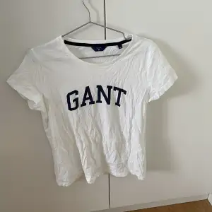 Gant t-shirt - Storlek M - Oanvänd, endast skrynklig för att den legat längst ner i lådan - Köparen betalar för frakt - Inga returer - Betalning via köp direkt 