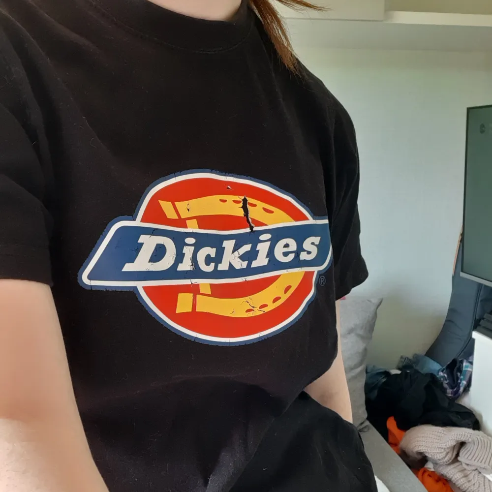 Dickies T-shirt med ganska söndrigt tryck. Köpt här på plick och då var trycket redan lite söndigt. Den är använd av mig en del, men ni har den inte kommit till användning på länge.  Skriv för mer info, proset går att diskutera🤍🌷. T-shirts.