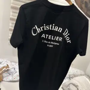 Christian dior ATELIER T-shirt  Size M Skick 8-9/10 Tags från Farfetch finns 