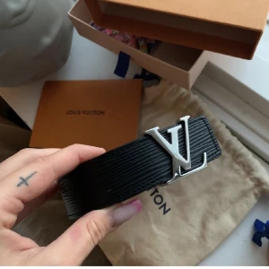 LV skärp - Säljer mitt skärp från Louis Vuitton då jag ej använder det. Nyskick, kvitto finns, köpt i usa men finns på deras hemsida. Inköpt för cirka 5500kr. Tar emot bud