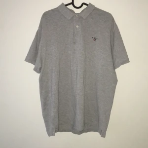 Grå Gant piké - Sitter som en L fastän det står 2XL. Kan diskutera pris vid snabb affär.  Möts i Stockholm, alternativt frakt. 