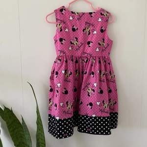 Beautiful Disney Princess Minnie Mouse dress. Never worn. The size is a US 1, meaning 1 year.   Cat in home.