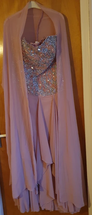 Fest klänning  - Använd vid ett tillfälle.  Mycket fin, str L.