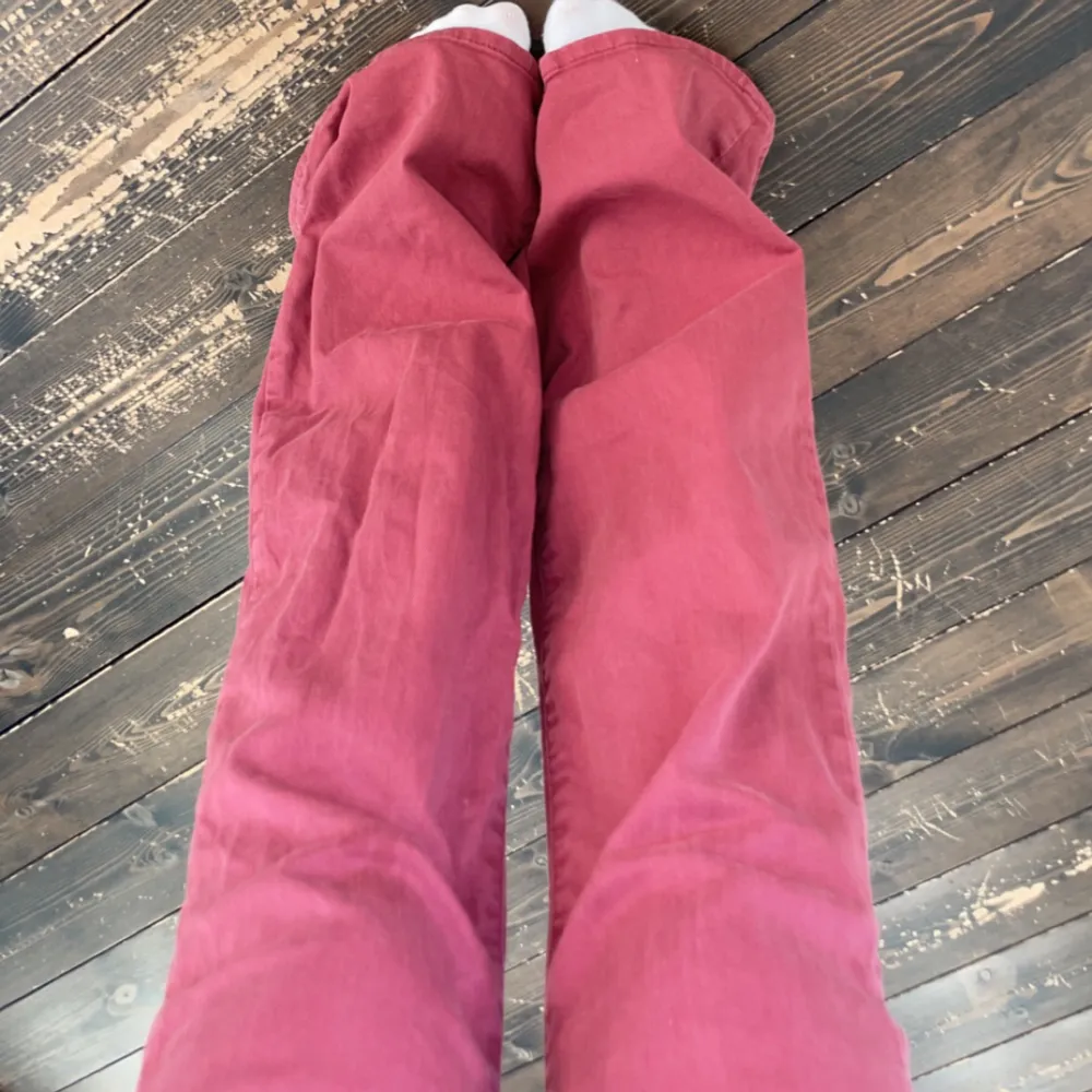 Super snygga röda jeans❤️midjemått: 71cm längd: 80cm❣️. Jeans & Byxor.