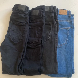Molly jeans - 4 st Molly Jeans från Gina Tricot, tre svarta och ett par blåa. 70 kr styck eller 200 kr för alla