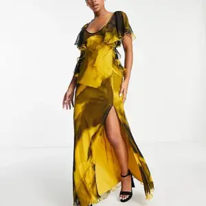 Supersnygg gul voulange klänning från asos. Helt slutsåld på hemsidan. Nypris 938 kr. Säljer då klänningen är förstår för mig. Frakt ingår💘💖💖🥰