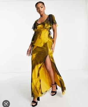 Voulange klänning  - Supersnygg gul voulange klänning från asos. Helt slutsåld på hemsidan. Nypris 938 kr. Säljer då klänningen är förstår för mig. Frakt ingår💘💖💖🥰