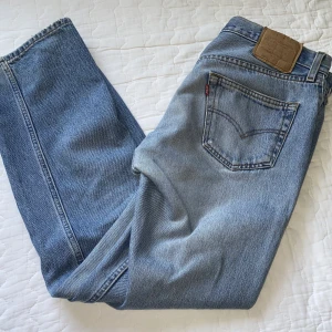 Levis 501 - Snygga 501or som är väl använda men har mycket kvar att ge. (litet slitage hål mellan benen, skriv för bild) Cond 7/10