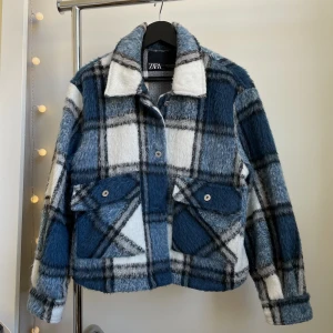 Zarajacka - Rutig jacka från Zara⭐️Jättefin något oversize passform. Perfekt för våren/hösten.
