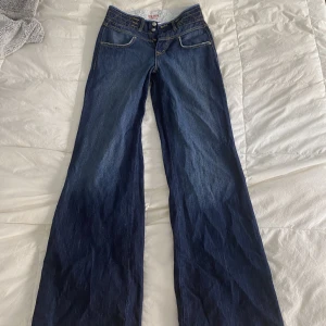 Lågmidjade jeans - Skitsnygga jeans som tyvärr är för små. Storlek M, men dom passar mer än XS-S. Typ storlek 34 tycker jag. Vida nertill!