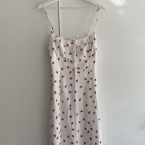 Klänning - Söt sommarklänning med jordgubbar på. 