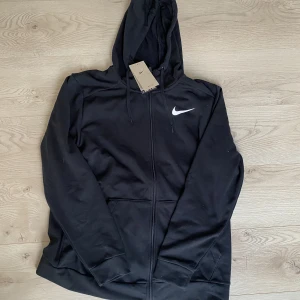 NIKE ZIP HOODIE - Helt ny med lappar kvar.  Storlek: L  Nypris: 749:- på Nikes hemsida.  Mitt pris: 300  	•	Standardpassform för en avslappnad känsla 	•	Hel dragkedja 	•	Fickor fram 	•	61 % bomull/39 % polyester
