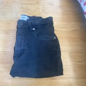 Vanliga svarta jeans från lager 157. Storlek M. Säljer då jag inte använder dom 