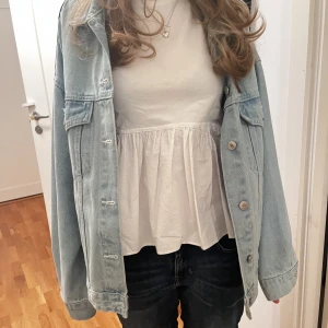 Volang top från Zara - Supersöt top med volang som passar perfekt till sommaren!🌸säljer p.g.a att den är för liten:(