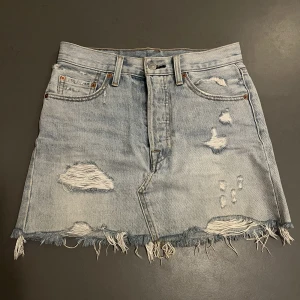 Levis jeanskjol - Jättefin ljusblå jeanskjol från Levis som är köpt i en Levis butik! Storlek 26, och säljer då den tyvärr är för liten för mig nu. Den är i fint skick och önskar att den hade passat på mig! Pris kan diskuteras!❤️skriv för fler bilder!