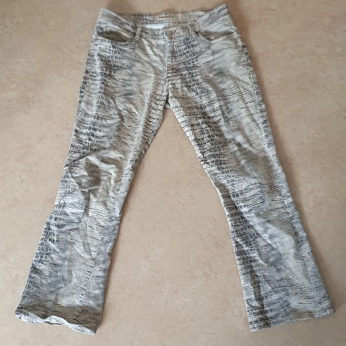 Ormmönstrade byxor - 90