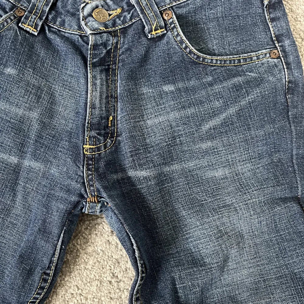 Jättesnygga lågmidjade jeans. Är insydda (se bild 3) men inget kan märker av. Innebenslängd: 77cm och midja svärs över: 37cm. Köparen står för frakt📦. Jeans & Byxor.