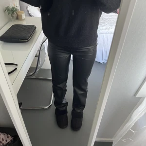 Skinnbyxor - Raka skinnbyxor från Maja Nilsson Lindelöfs kollektion med ginatricot! Storlek 34 men passar allt från 34-38 beroende på hur man vill att de ska sitta, jag har vanligtvis 38! Knappt använda så i fint skick🤍🤍