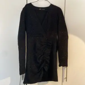 Säljer en svart/glittrig klänning från zara. Använd 2gånger och är i storlek s💛