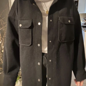 Skjortjacka - Super fin skjortjacka från hm i bra skick, storlek M 💕