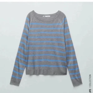 Randig zara tröja  - Blå/grå randig tröja ifrån zara, strl M och passar både större och mindre. Tunt skönt material, perfekt till sommarn. Nästan aldrig använd så i nyskick. 100kr plus frakt (andra bilden lånad)