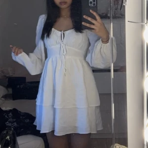 Studentklänning - Intressekoll på denna fina fina underbara studentklänning ifrån Gina Tricot! Hade den förra året, den är i super fint skick. Storlek 34. DM för fler bilder❤️