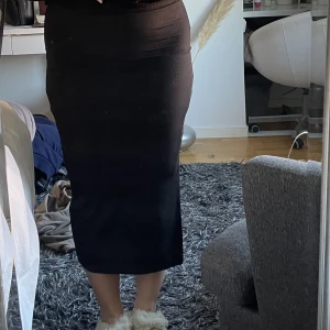Kjol - En svart ribbad långkjol med slits på sidan! Såå skönt material och aldrig använd 🖤😍
